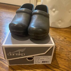 Dansko Distressed charcoal size 38